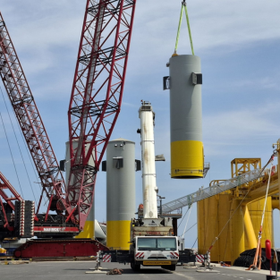 Assemblage de la première éolienne à Port-la Nouvelle premiers levages