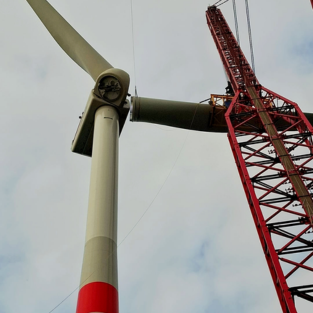 Assemblage de la première éolienne flottante EFGL à Port-la Nouvelle