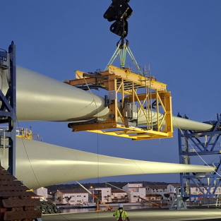 Fin de l’assemblage de la 2ème éolienne de la ferme flottante EFGL