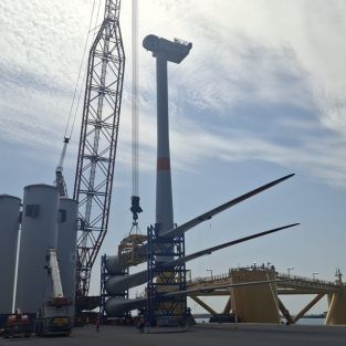 Fin de l'assemblage de la dernière éolienne