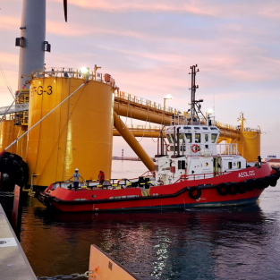La première éolienne flottante d’Occitanie remorquée et installée avec succès au large de Leucate et du Barcarès